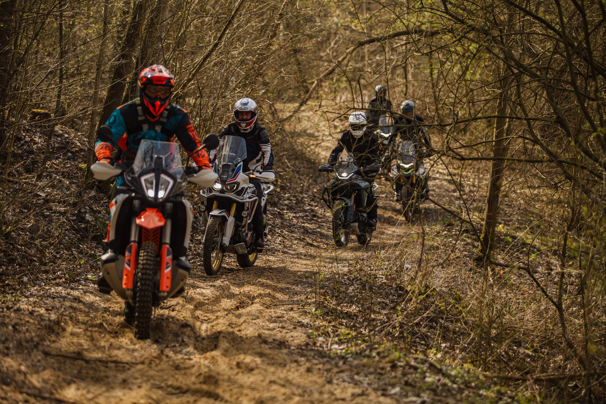 Instruktor na motocyklu enduro